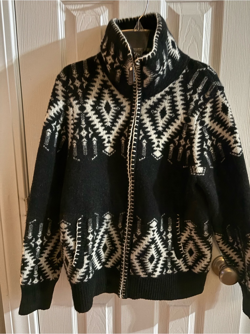 Pendleton Los Ojos 100% Lambs Wool Black and White Zip-Up Women’s Sweater. PL